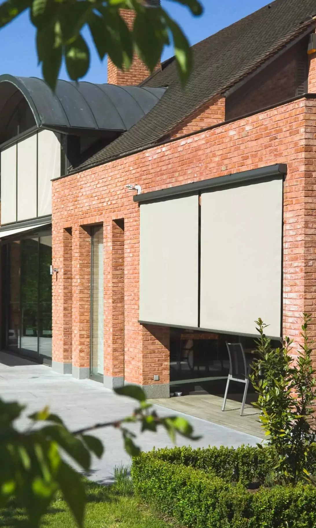 Stores screen sur façade en briques